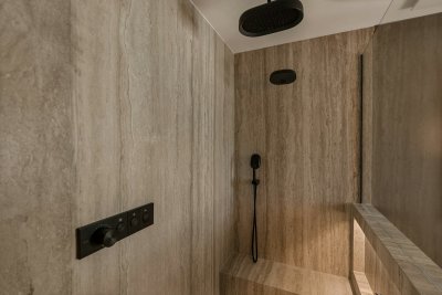 Warm minimalisme maakt je badkamer eindelijk gezellig